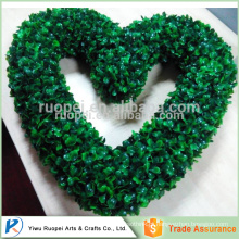 guirlanda de natal em forma de coração de yiwu, plástico decorativo verde, guirlanda de coração de buxo falso